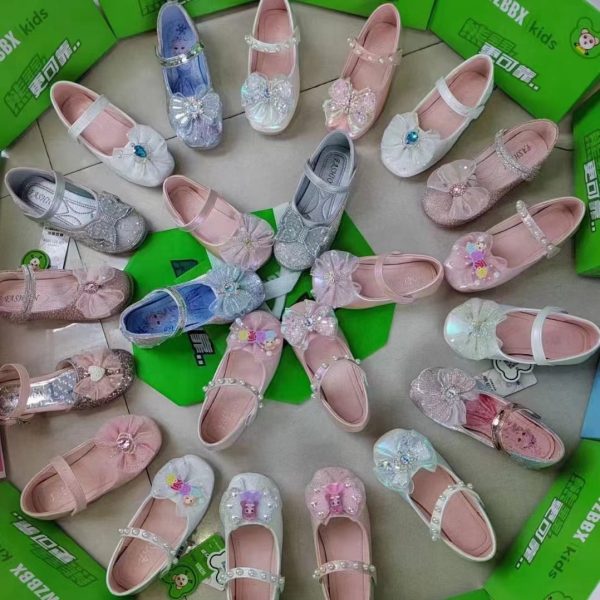 End-of-season stock Girls Princess Kids Pu Leather Shoes Lace Bows and Diamonds Factory Clear Goods